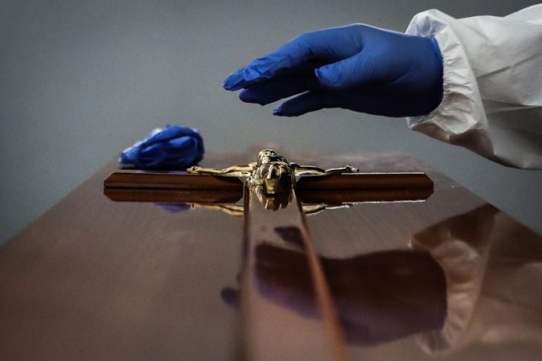 Número de óbitos mensais aumentou 21,9% no primeiro ano de pandemia