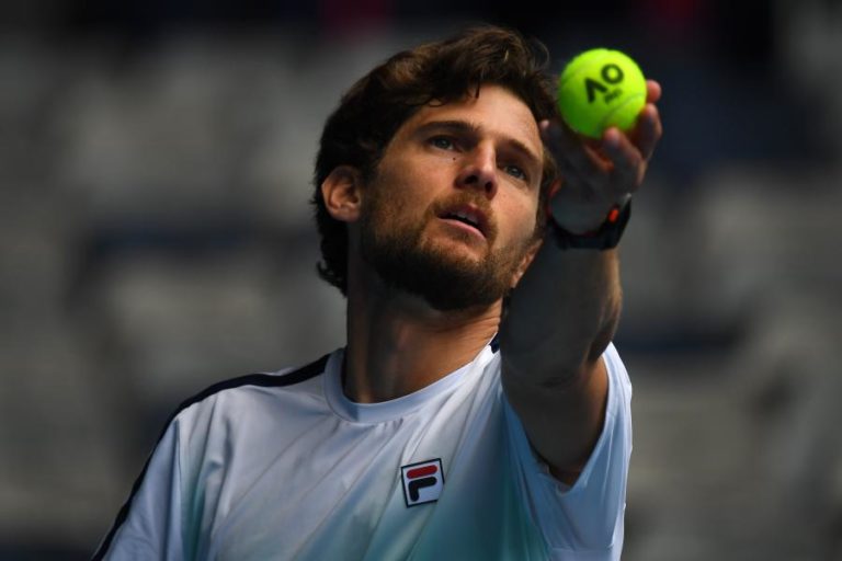 Tenista Pedro Sousa derrotado na estreia no ‘challenger’ de Bielle