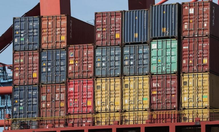 Bruxelas cria mecanismo de emergência para livre circulação de bens e serviços em crises