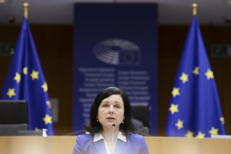 Fake News: Bruxelas quer utilizadores a rotularem informação “problemática” nas redes sociais
