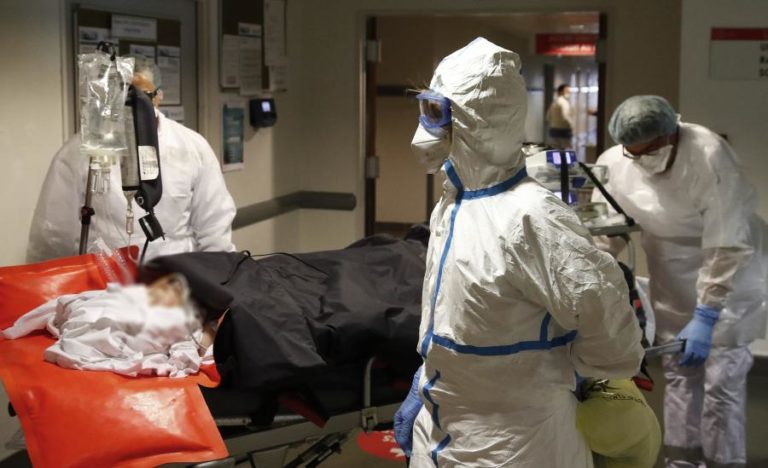 Covid-19: Números de doentes nas UCI diminui em França