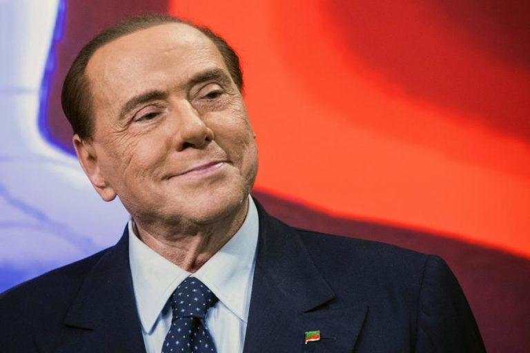 Covid-19: Silvio Berlusconi deixa hospital em Milão após 24 dias de exames