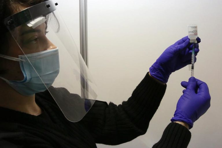 Covid-19: Grécia abre vacinação aos maiores de 30 anos