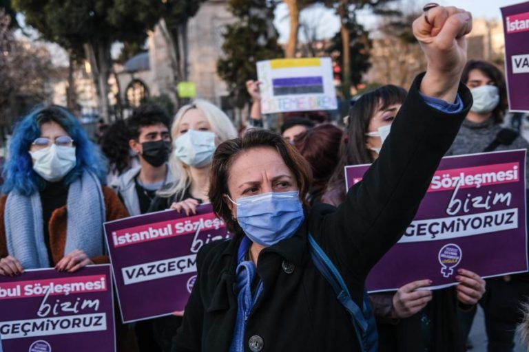 Treze países pedem à Turquia para voltar à convenção contra violência de género