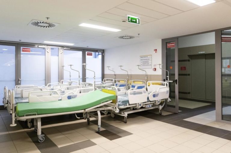 Trabalhadores dos serviços de apoio hospitalar em greve por melhores salários e condições