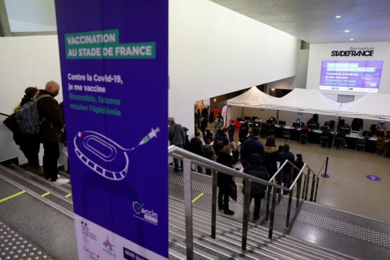 Covid-19: Franceses maiores de 18 anos podem começar a marcar vacina