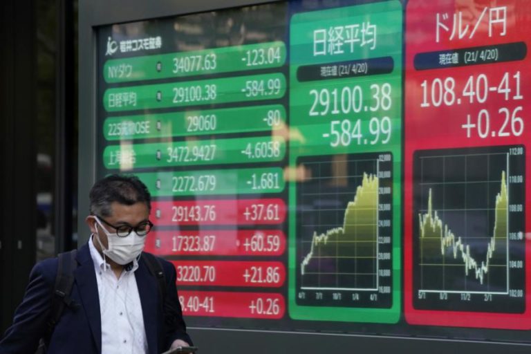 Bolsa de Tóquio fecha a ganhar 2,10%
