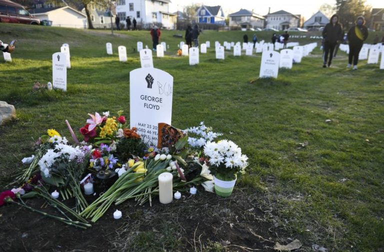 EUA/Floyd: Juiz adia para março de 2022 julgamento dos três ex-agentes acusados de cumplicidade