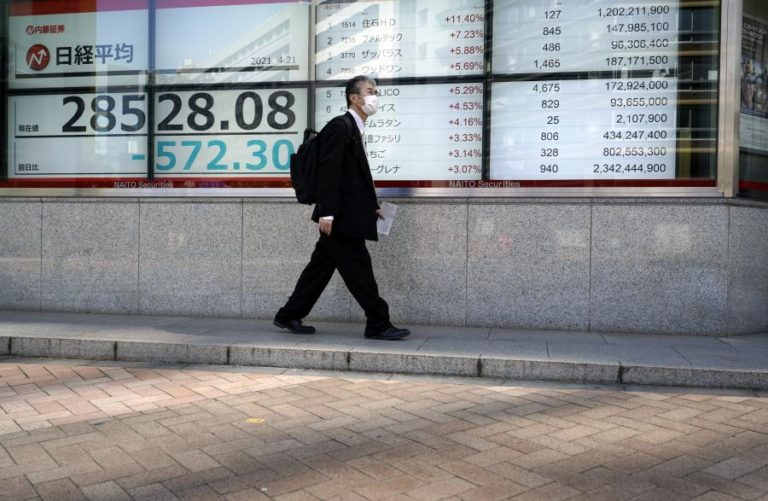 Bolsa de Tóquio fecha a perder 2,49%
