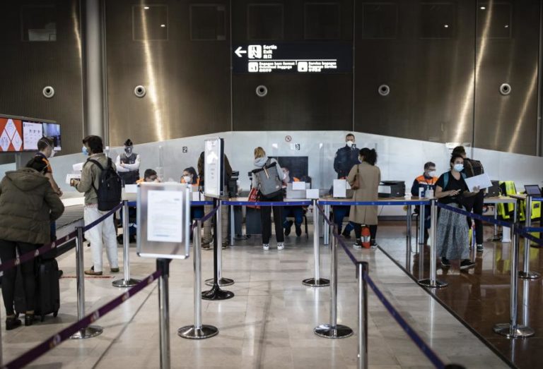 Covid-19: França estende quarentena a viajantes provenientes de mais sete países