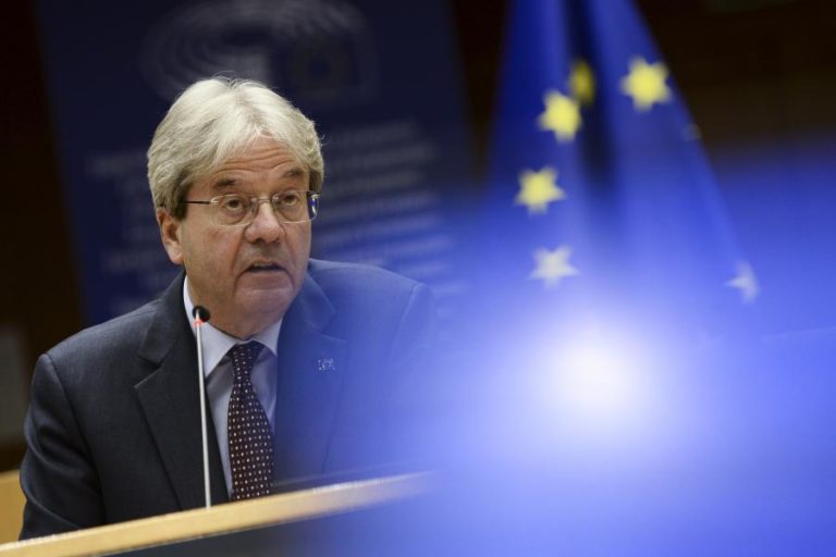 UE/Previsões: Gentiloni diz que ritmo de vacinação permite projeções económicas mais risonhas