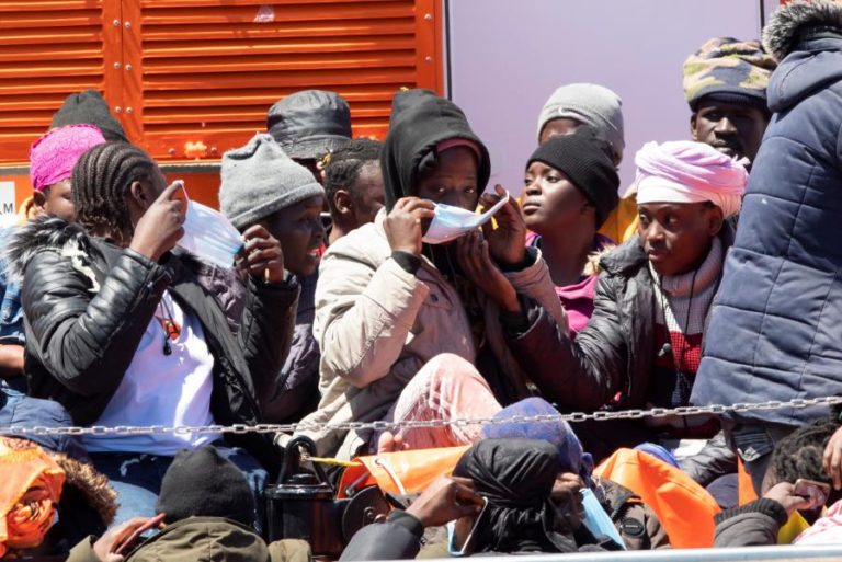Mais de um milhar de migrantes resgatados hoje do Mar Mediterrâneo