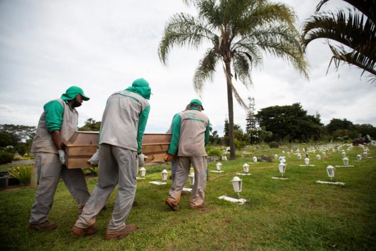 Covid-19: Mais 2.595 mortos e 68.333 casos em 24 horas no Brasil