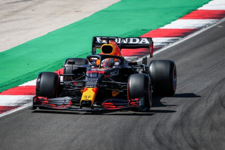 F1/Portugal: Verstappen lamenta “falta de aderência” do asfalto algarvio