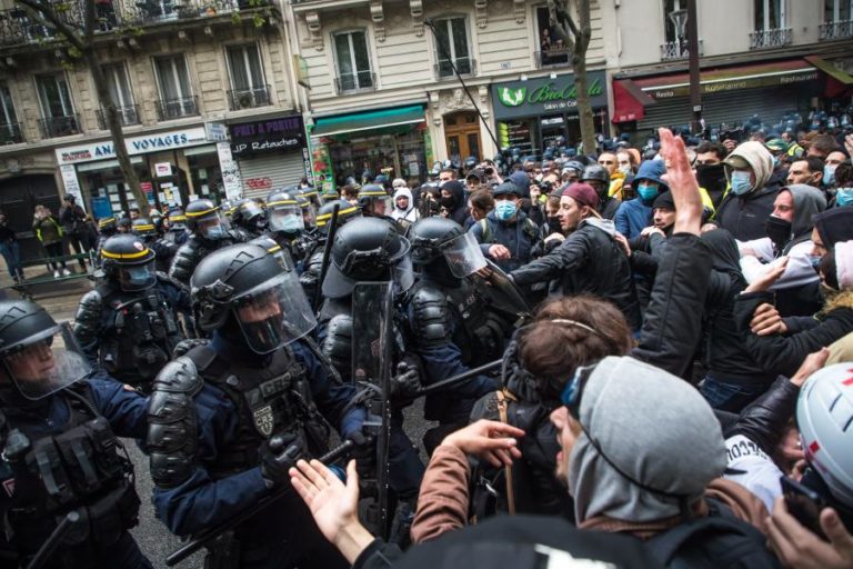 Trabalhadores franceses regressam à rua após mais de “um ano de frustração”