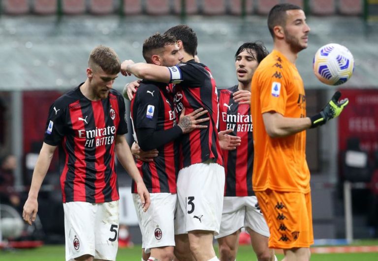 AC Milan vence Benevento e ascende ao segundo lugar da Serie A