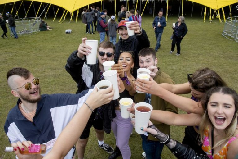 Covid-19: Reino Unido desce nível de alerta perante desaceleração de casos