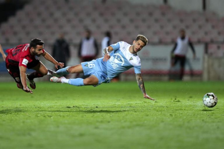 Estoril Praia empata em Penafiel e adia subida à I Liga