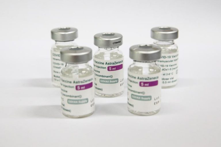 Covid-19: UE exige que AstraZeneca entregue 90 milhões de doses da vacina até junho