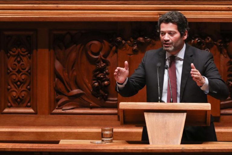 Ventura suspeito de desobediência por jantar com 175 pessoas durante estado de emergência