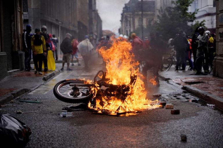 Centenas de colombianos continuam desaparecidos após protestos contra o Governo