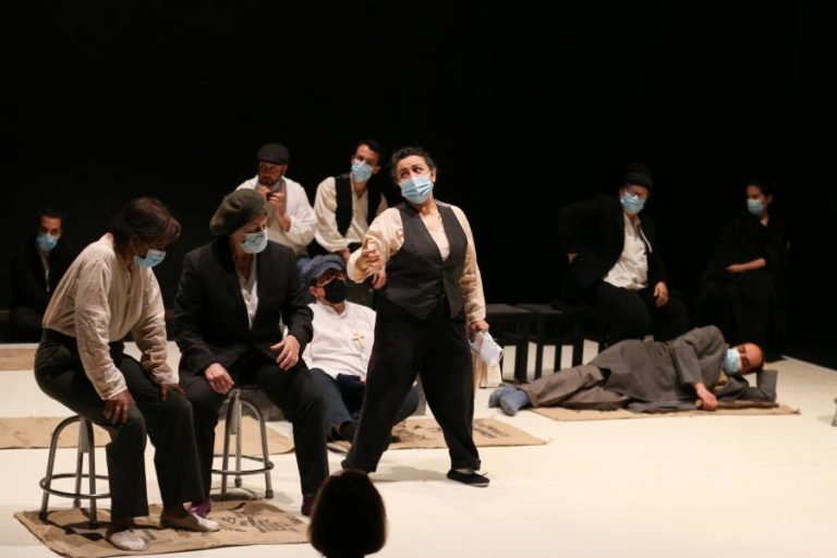 Supervisores bancários de dia, atores à noite