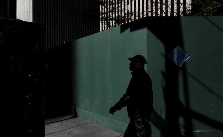Covid-19: Nova Iorque sai do confinamento com uma hesitação atípica