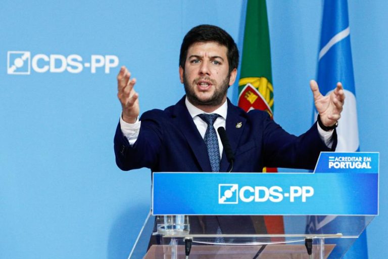 Líder do CDS-PP exige ao PM pedido de desculpas sobre twitte de João Galamba