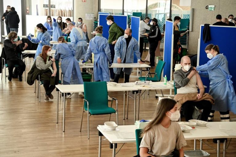 Covid-19: Seis casos de trombose pós-vacina da AstraZeneca em holandeses