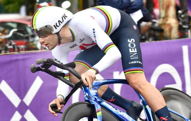 Giro: Ganna volta a ‘voar’ e veste camisola rosa, Almeida melhor dos favoritos