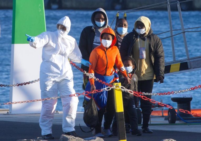 Migrações: ONG resgata 323 migrantes em cinco operações no Mediterrâneo