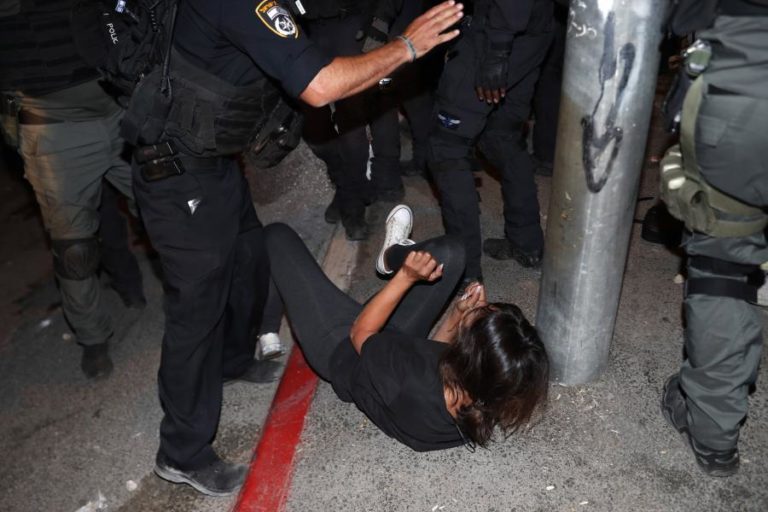 Mais de 300 palestinianos feridos em confrontos com polícias em Jerusalém