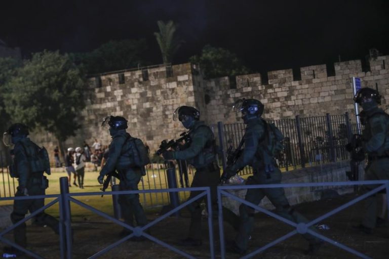 Número de feridos em confrontos em Jerusalém sobe para 215