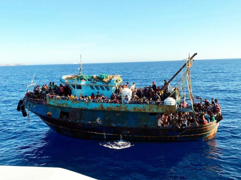 Cerca de 1.700 migrantes amontoadas em centro de acolhimento em Lampedusa