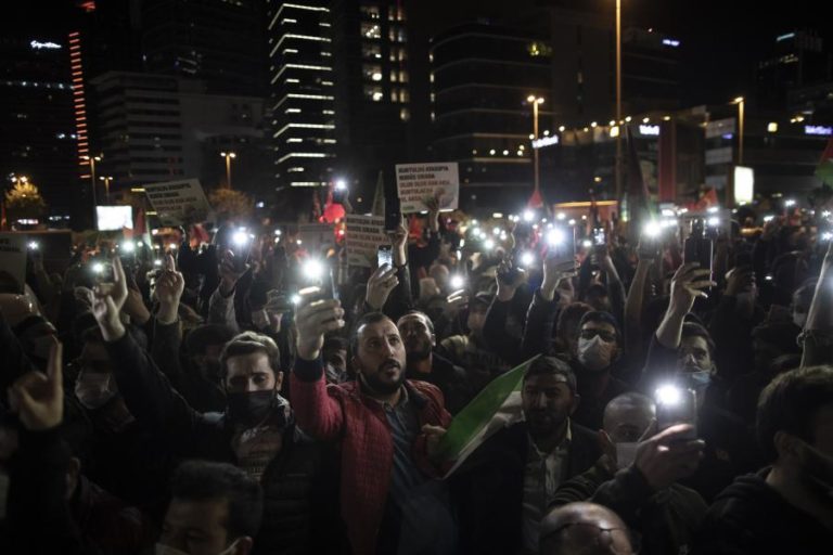 Milhares de pessoas protestam em Istambul contra a ocupação israelita de Jerusalém