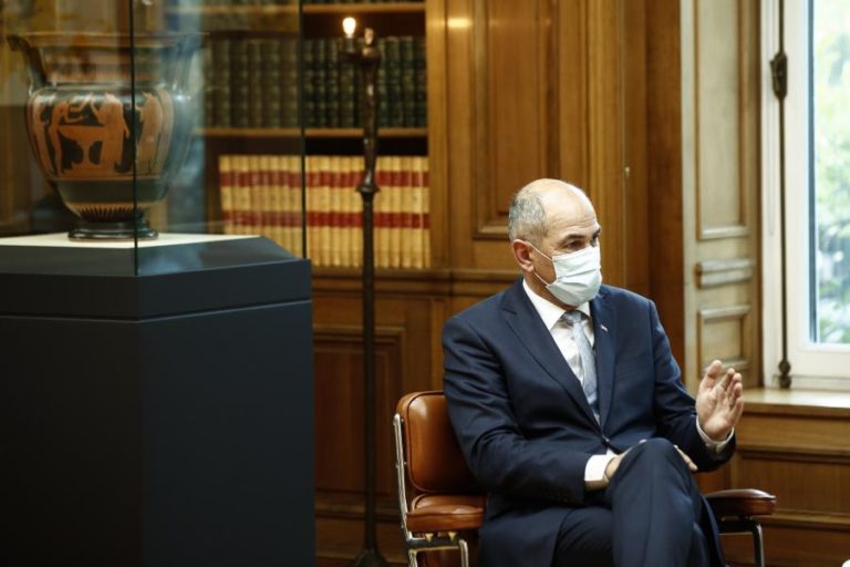 PM esloveno enfrentará destituição na próxima semana a meses de presidir UE