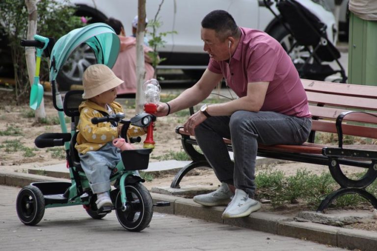 China aumenta para três limite de filhos por casal