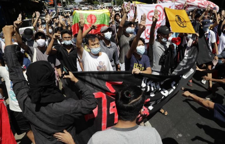 Jornalista condenado a três anos de prisão por cobrir protestos em Myanmar