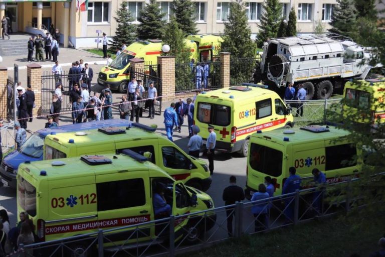 Putin ordena revisão da lei das armas após massacre em escola da Tartária