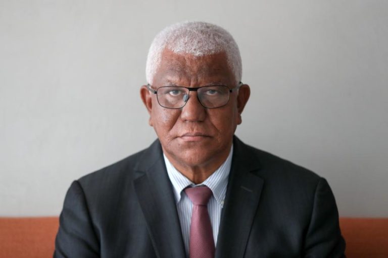 Antigo PM e ex-ministro das Obras Públicas formalizam candidatura às presidenciais são-tomenses