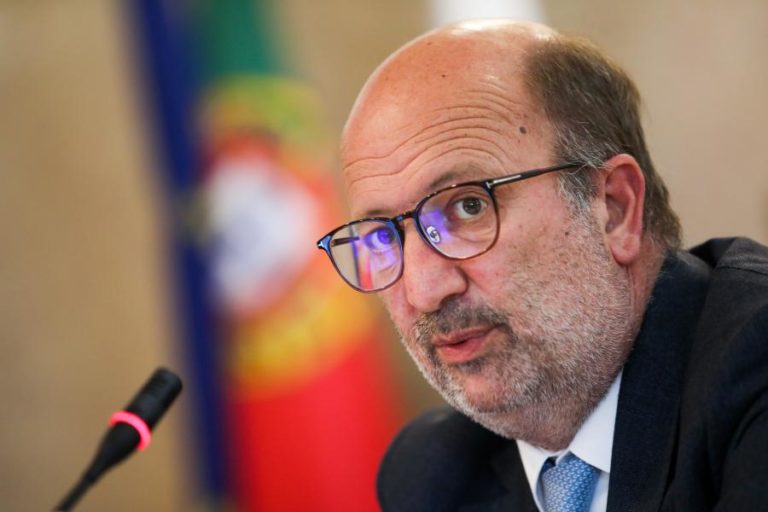 Obra na Praia do Ourigo no Porto vai ser demolida, diz ministro do Ambiente