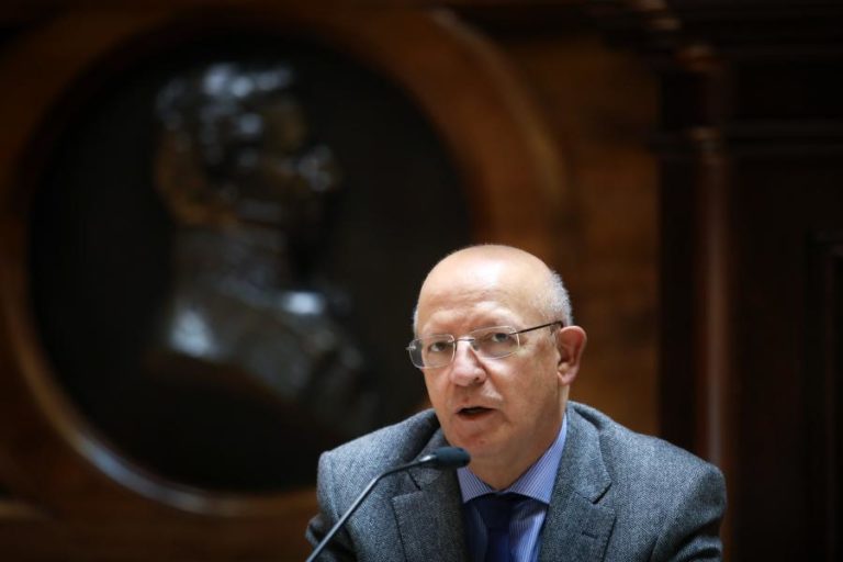 Covid-19: MNE defende que há questões “mais úteis” a discutir do que levantamento das patentes das vacinas