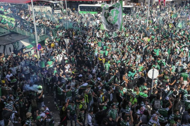 Milhares de adeptos junto ao Estádio do Sporting sem respeitar distanciamento
