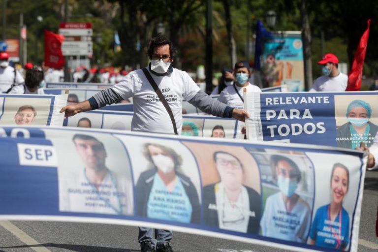 Cerca de três centenas de enfermeiros exigem mais direitos em manifestação em Lisboa