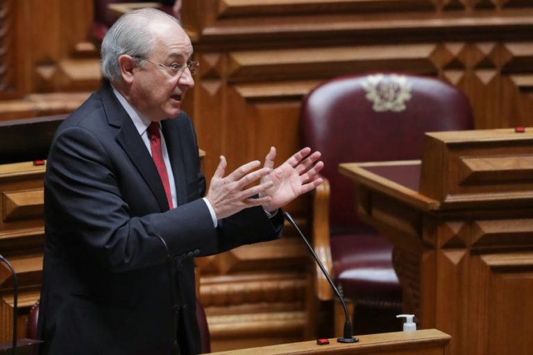 Rio diz que venda do Novo Banco foi “completo desastre”, Costa defende que “evitou desastre”