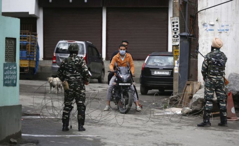 Covid-19: Índia regista 326.098 novos casos, o número mais baixo desde 26 de abril