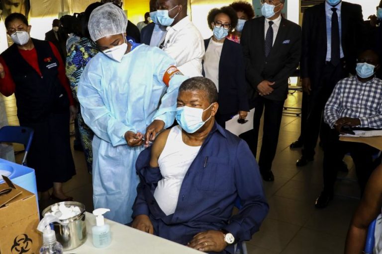 Covid-19: Presidente angolano foi vacinado e alertou que “ninguém se vai salvar sozinho”
