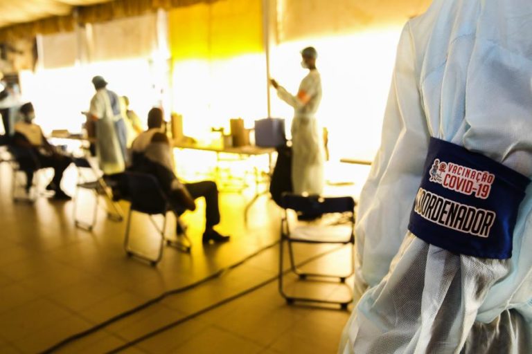 Covid-19: Angolanos aderem à vacinação, medo e desinformação são barreiras a vencer