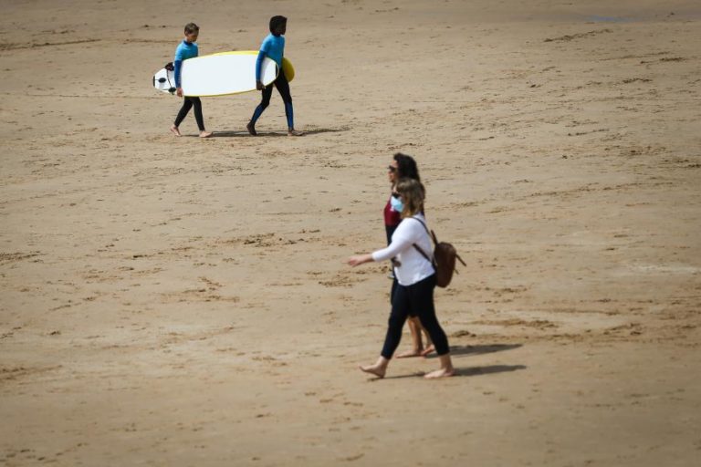 Covid-19: Regras para frequentar as praias neste verão entram em vigor na quarta-feira