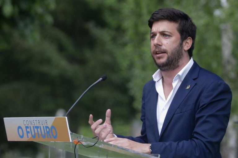 Líder do CDS-PP diz que “negociatas” do PS são “indecentes e muitíssimo graves”